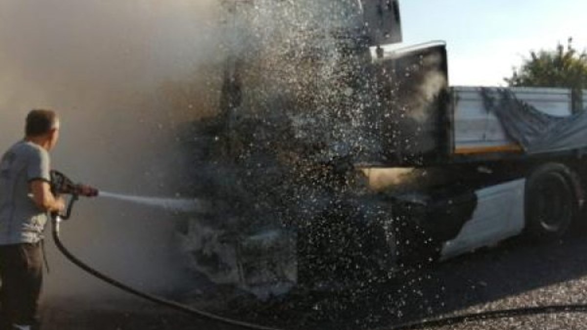 Nevşehir'de demir yüklü tır seyir halindeyken alev aldı