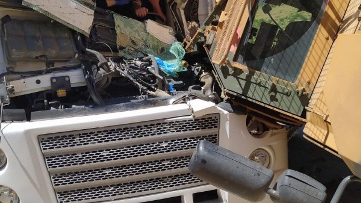 Hakkari'de askeri araçla tır çarpıştı: 1 yaralı