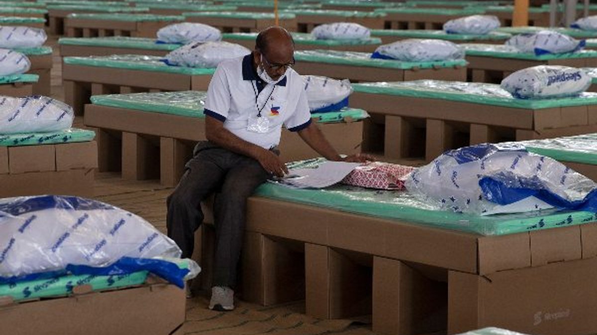 Hindistan'da korona hastaları için kartondan yatak