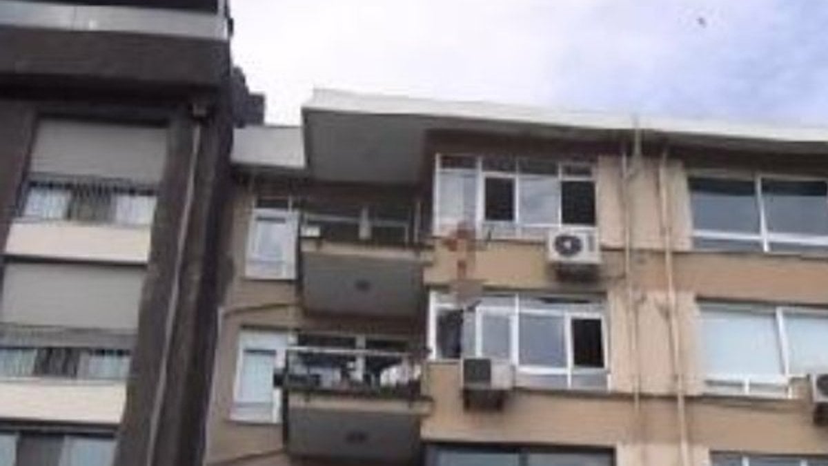 Kadıköy'de balkona çıkan kadın intihara kalkıştı