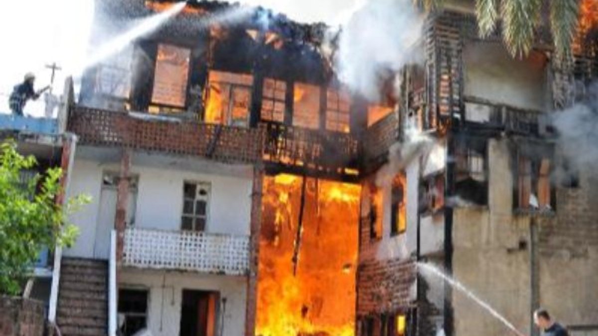 Antalya'da piromani hastası tarihi binayı yaktı