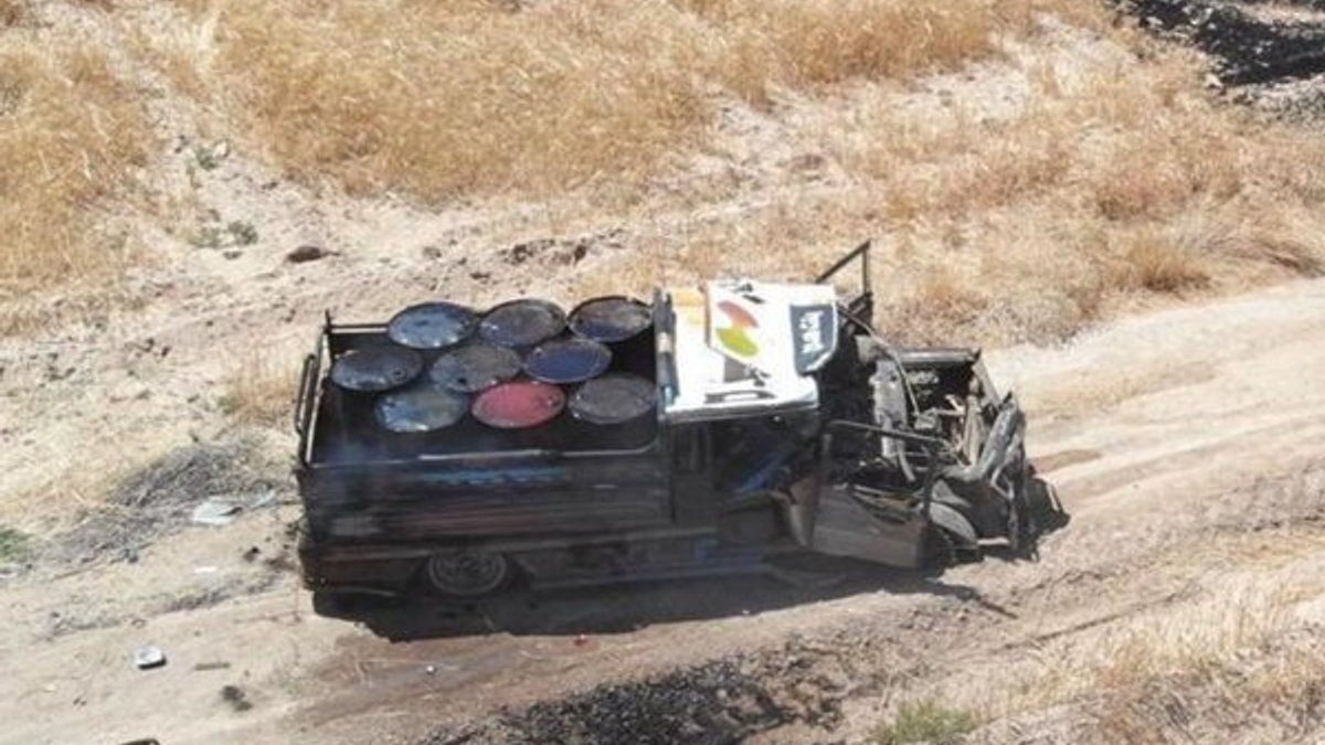 Mehmetçik YPG'nin bomba yüklü aracını imha etti