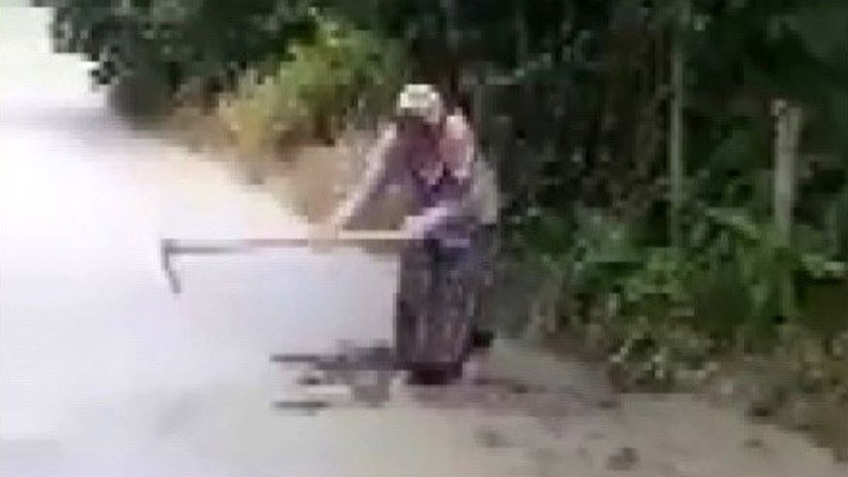 Giresun'da yaşlı kadın, beton dökülen yolu bozdu