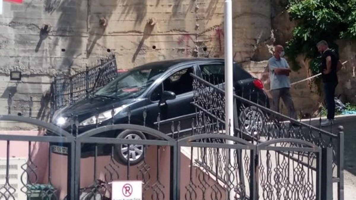 Zonguldak'ta kaza yapan araç demirlere asılı kaldı