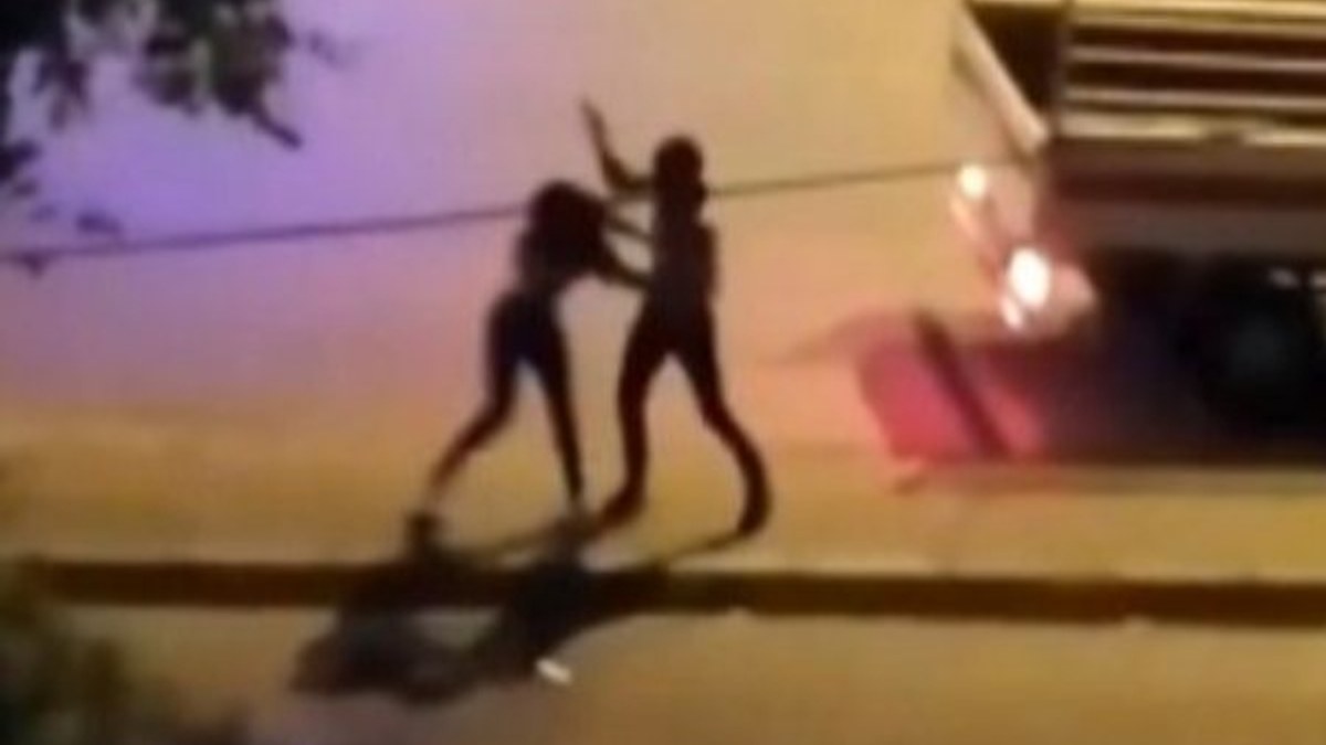 İzmir'de sokak ortasında genç kızı yumrukladı