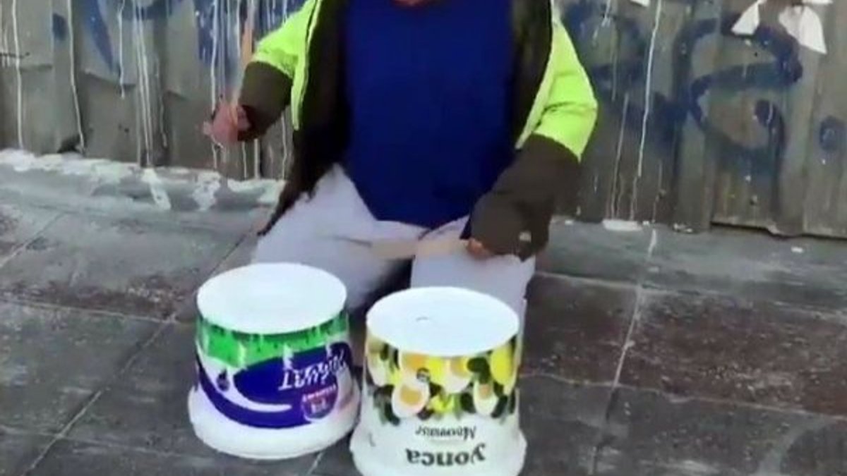 Kadıköy'de yoğurt kovasıyla ritim tutan çocuk
