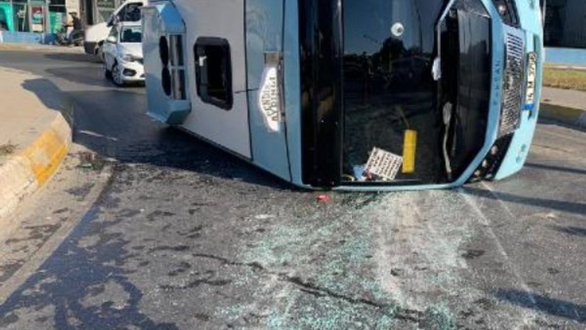 Tuzla'da minibüs ile otomobil çarpıştı: 4 yaralı