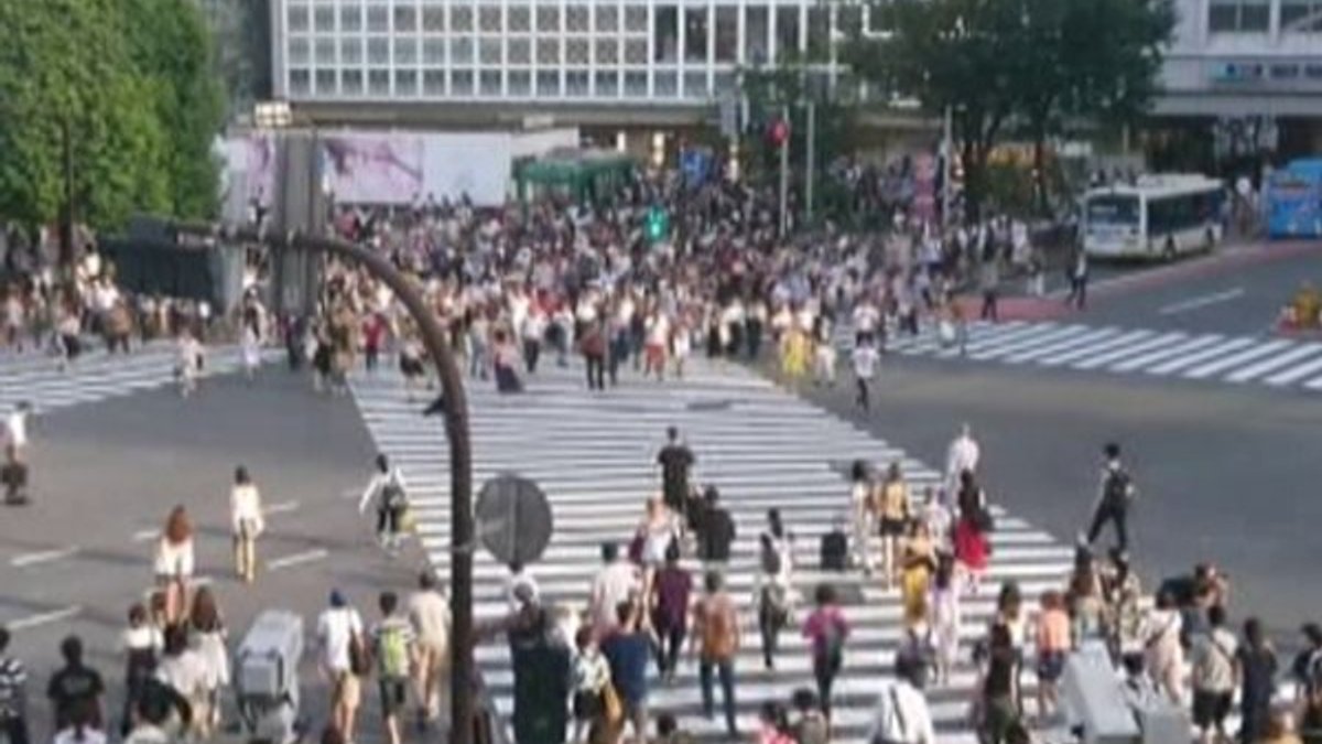 Japonya'daki şehirde telefona bakarak yürümek artık yasak