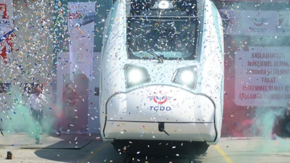 Milli elektrikli trenin testleri Sakarya'da başladı