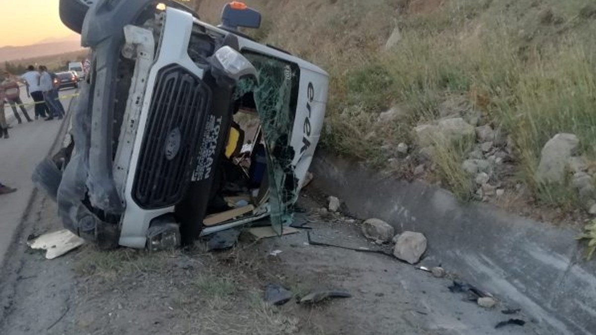 Tokat'ta lastiği patlayan minibüs yan yattı: 16 yaralı