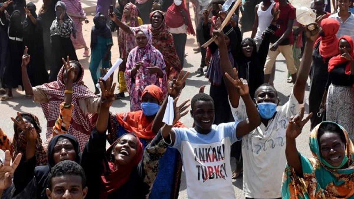 Sudan'da protestocular, devrimin gidişatından rahatsız