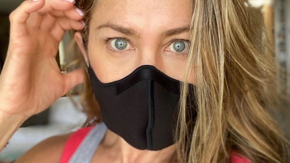 Jennifer Aniston: Şu lanet maskeyi takın