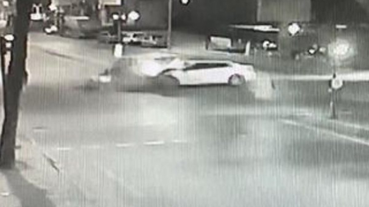Ümraniye'de polisten kaçan araç taksiye çarptı