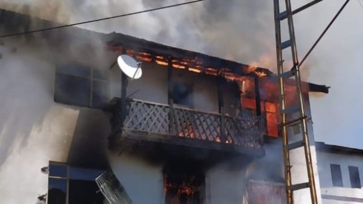 Evi yanan 96 yaşındaki Rukiye Nine'yi komşuları kurtardı