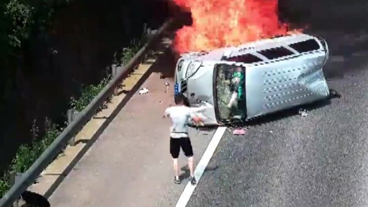 Çin'de yanan araçtan kurtulma anı kamerada