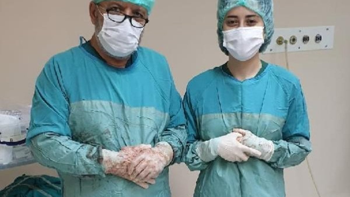 İzmir'de doktor baba meslektaşı kızıyla ameliyata girdi