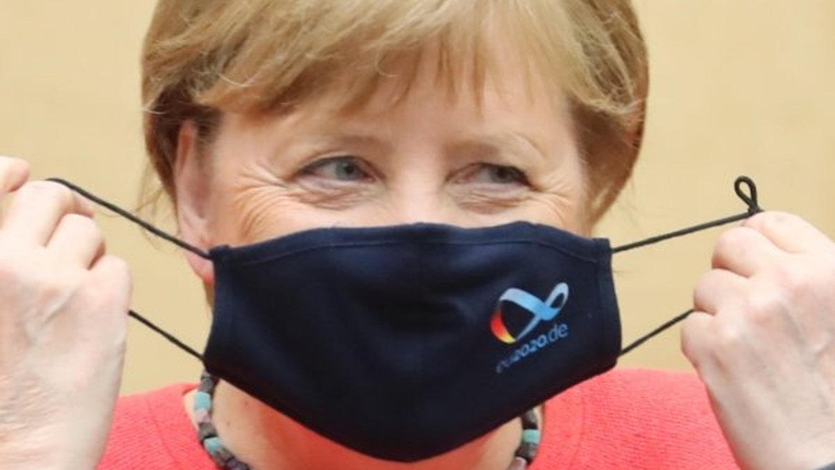 Merkel ilk kez maskeli görüntülendi