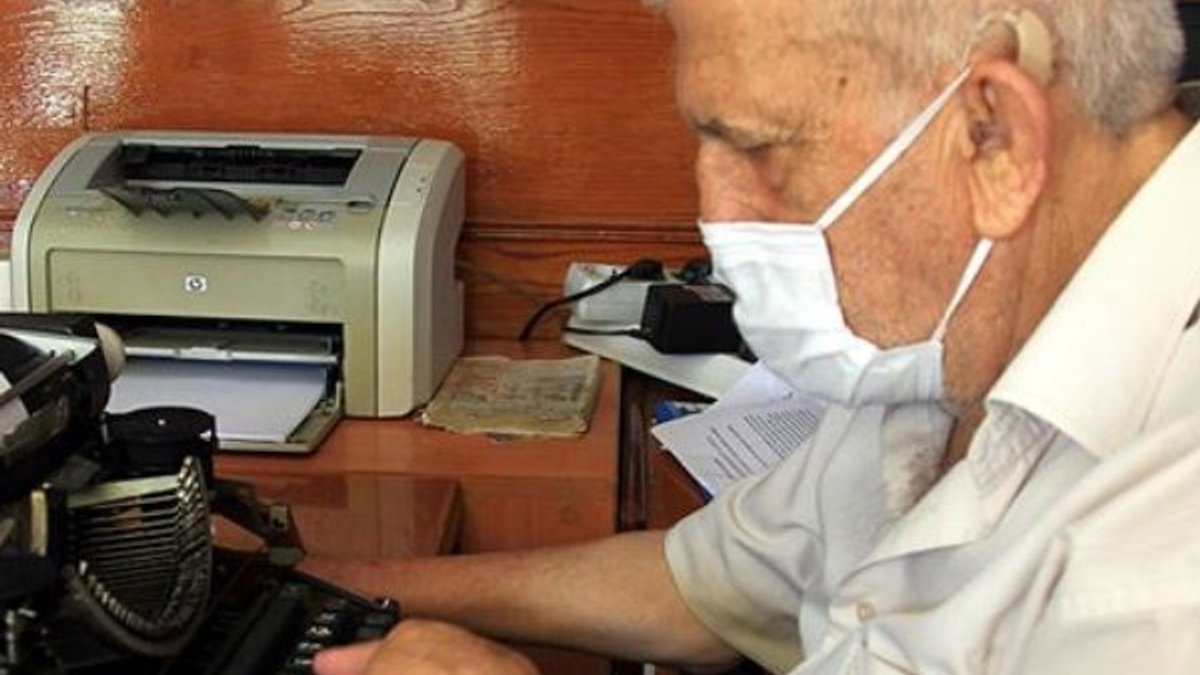 Samsun'da bir kişi tek parmakla 38 yıldır dilekçe yazıyor