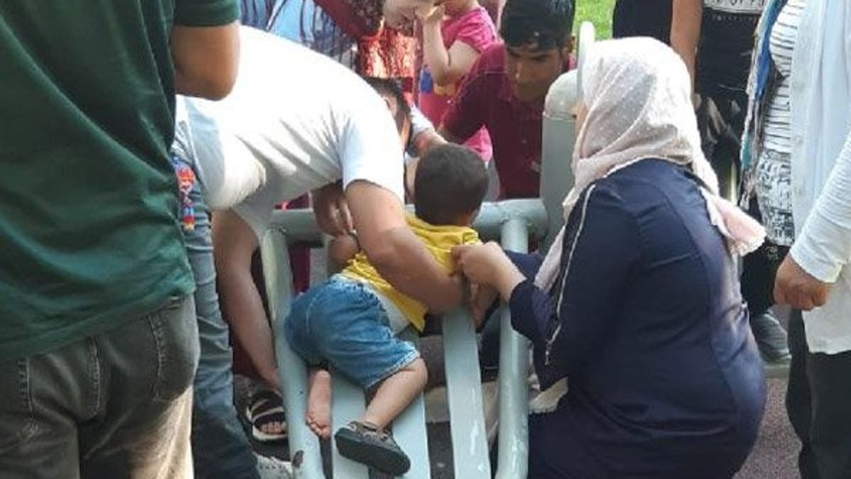 Aksaray'da ayağı sıkışan çocuğu itfaiye kurtardı