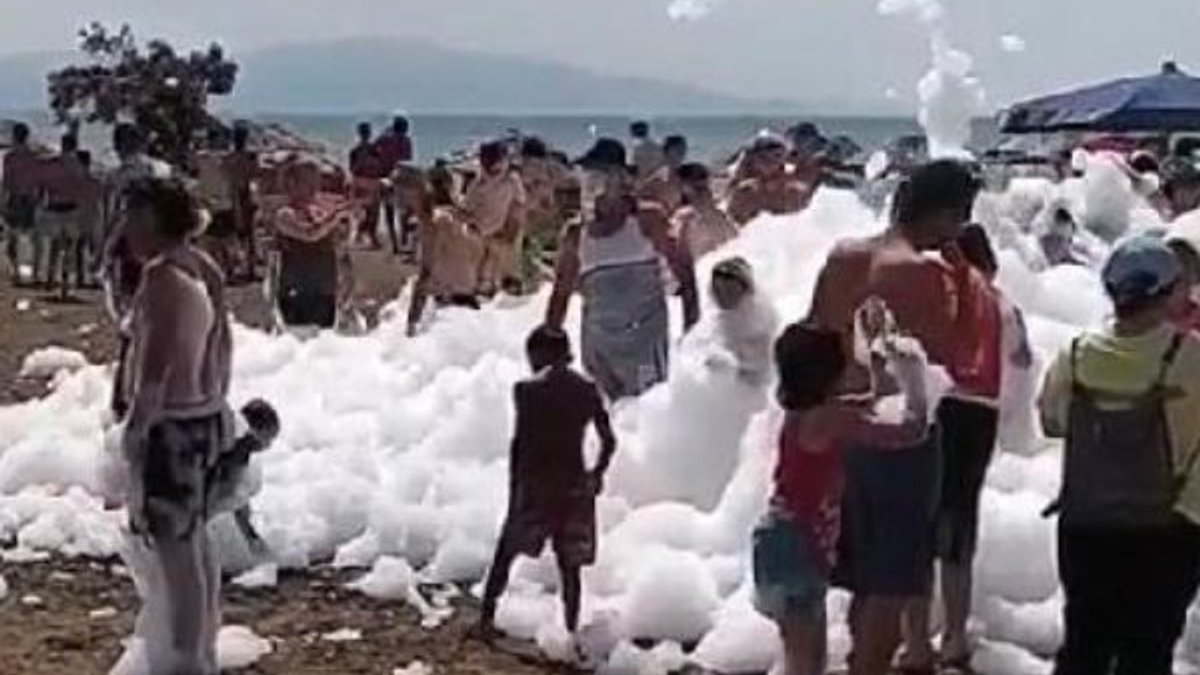 Bursalılar sahilde köpük partisi yaptı