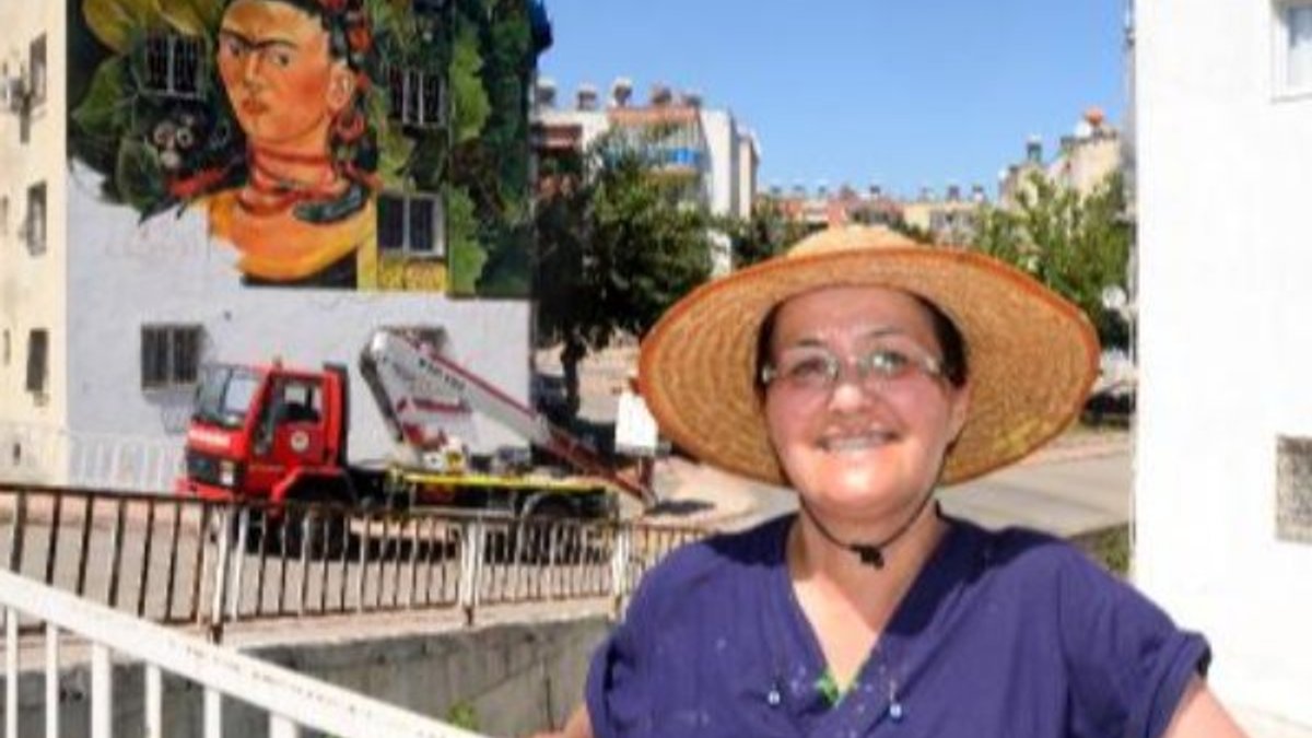 Mersin'de bir ressam Frida Kahlo'yu resmediyor
