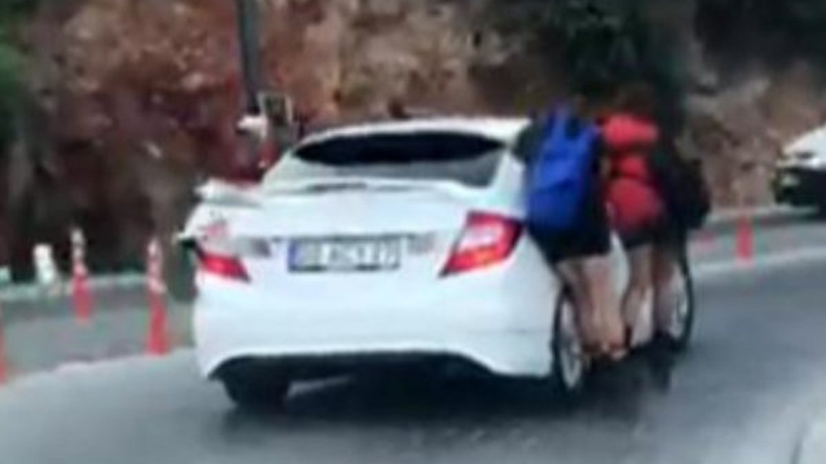 Antalya'da patenli kızların tehlikeli yolculuğu
