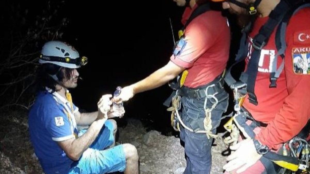 Muğla'da kayalıklarda mahsur kalan tatilci kurtarıldı