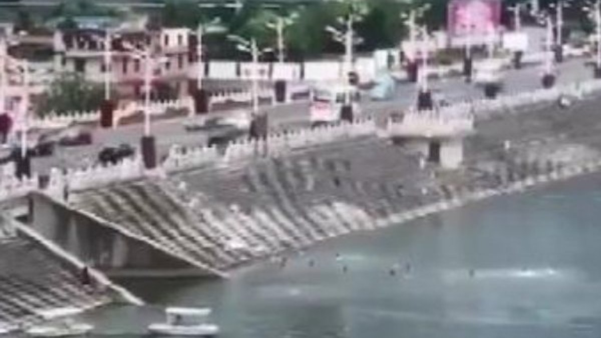 Çin'de öğrenci otobüsü su kanalına düştü: 21 ölü
