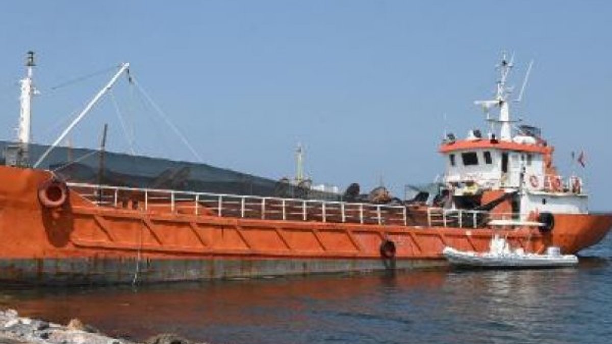 İzmir'de kaçak göçmen yakalanan tekne batmak üzereydi