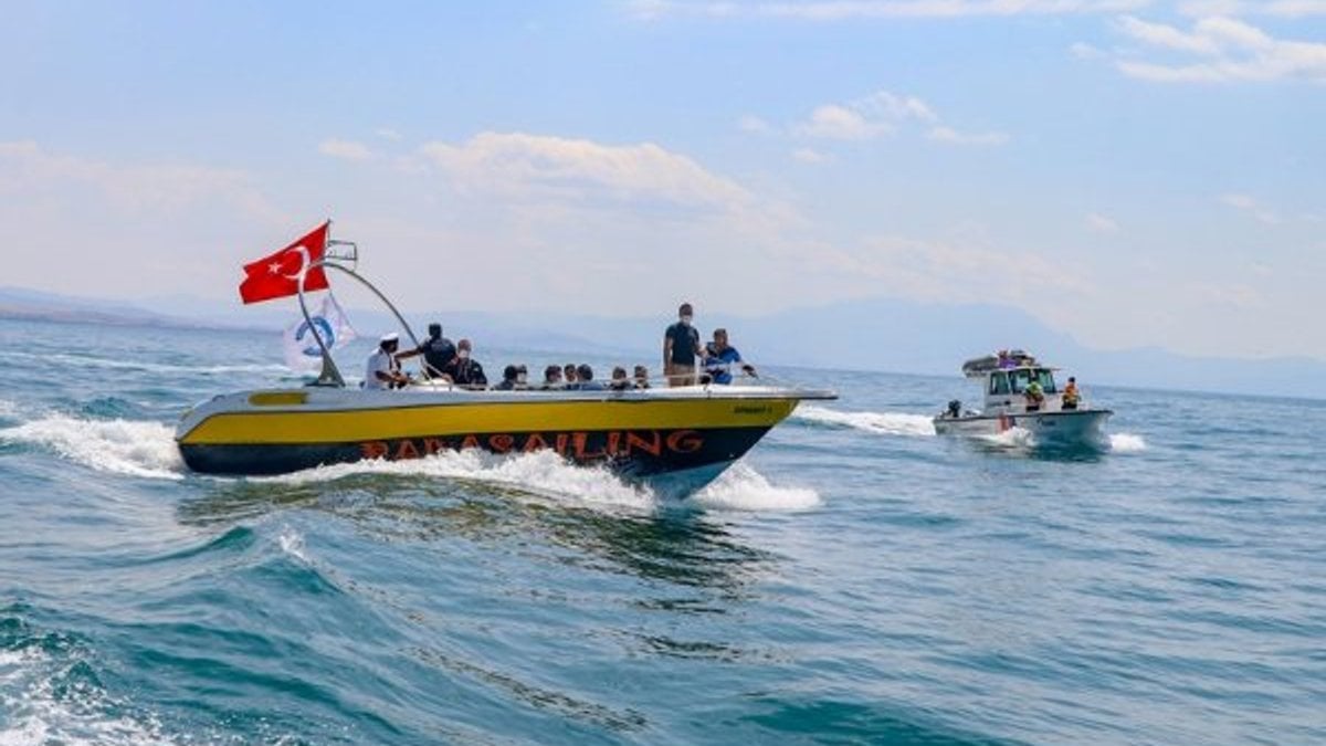 Van'da batan göçmen teknesi bulundu