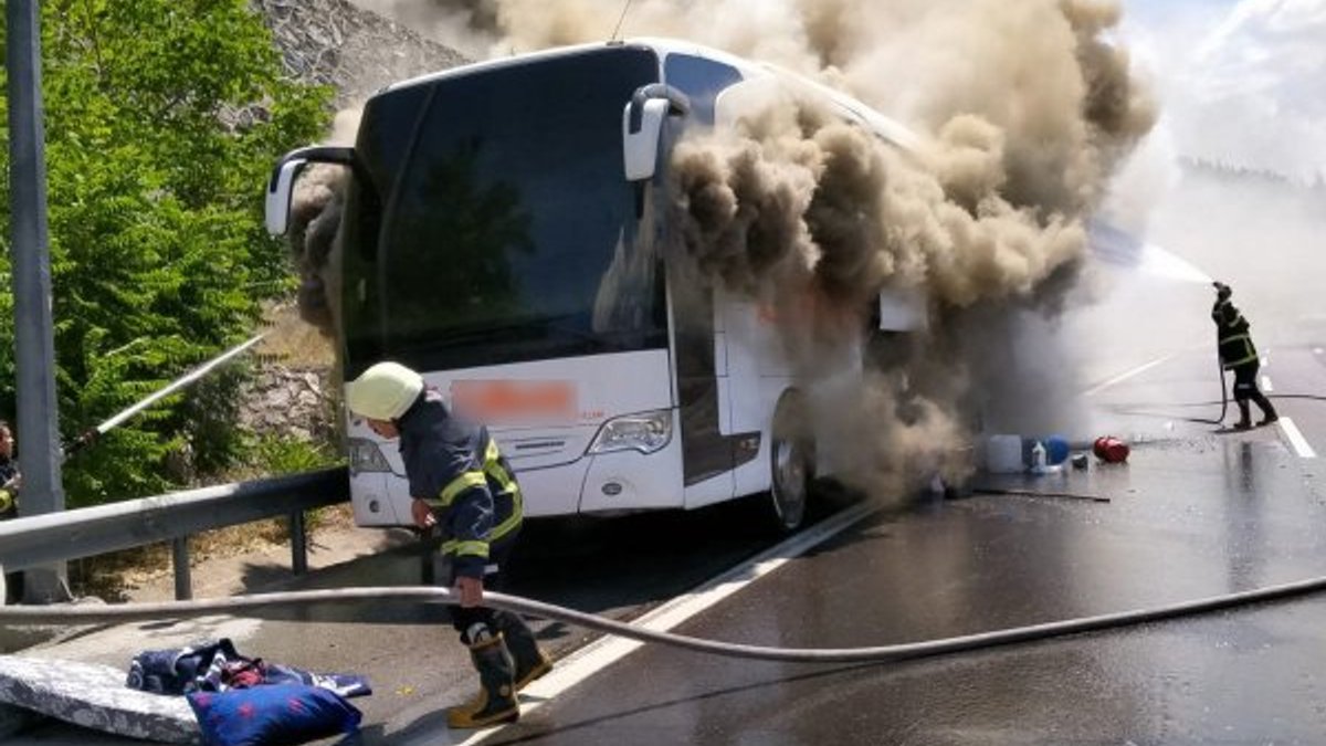 Adana'da seyir halindeki otobüs yandı