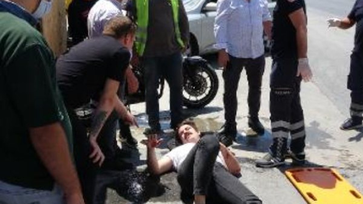 Beyoğlu'nda motosiklet otomobile çarptı: 2 yaralı