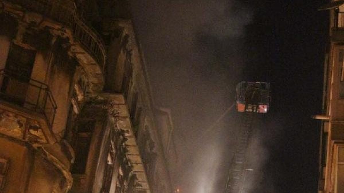 Şişli'de kullanılmayan 3 binanın çatısı yandı