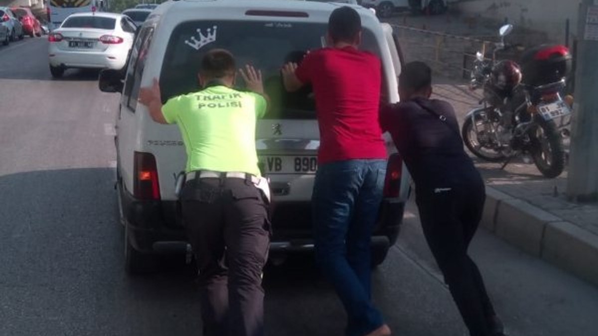 Adana'da trafik polisi çalışmayan hafif ticari aracı itti