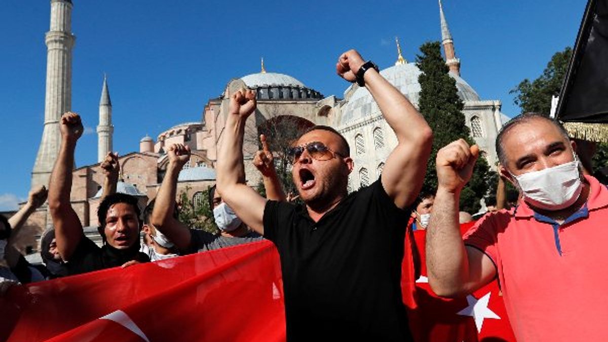 Ayasofya önünde toplanmalar başladı