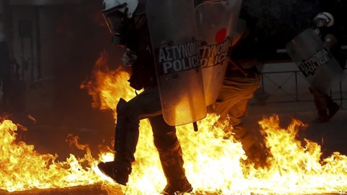 Yunanistan'da sınırlı gösteri yasası parlamentodan geçti