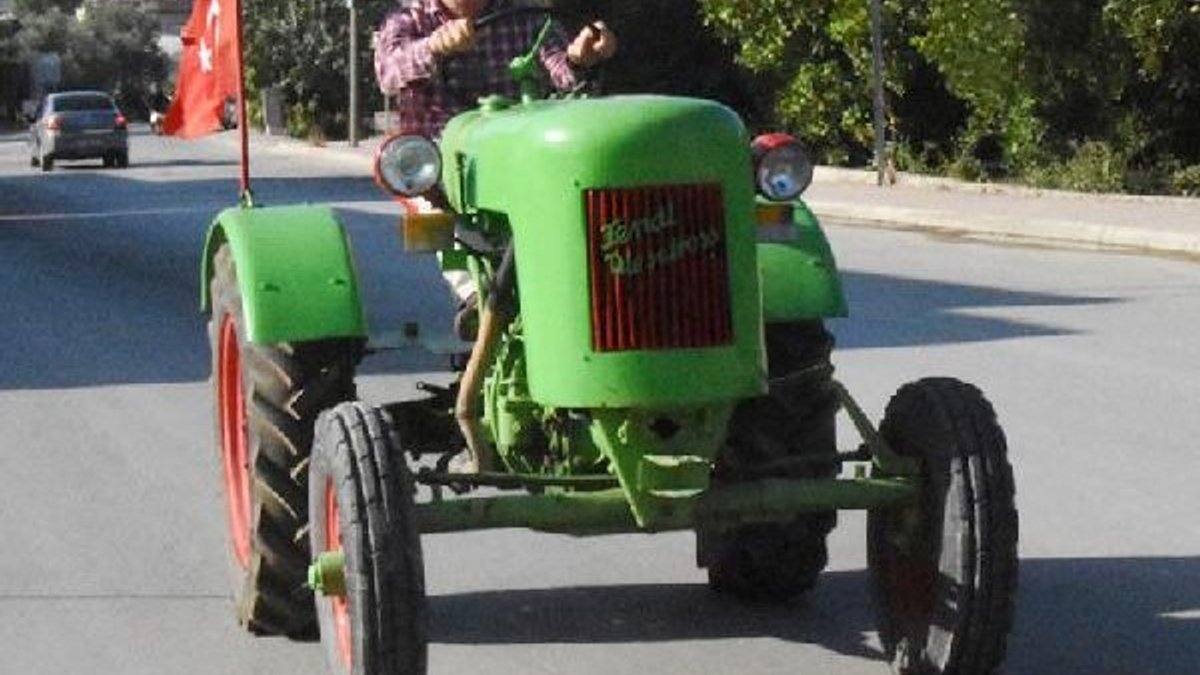 Antalya'da dede yadigarı traktörü çürümekten kurtardı