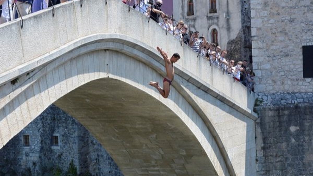 Mostar Köprüsü'nden Srebrenitsa için sessiz atlayış