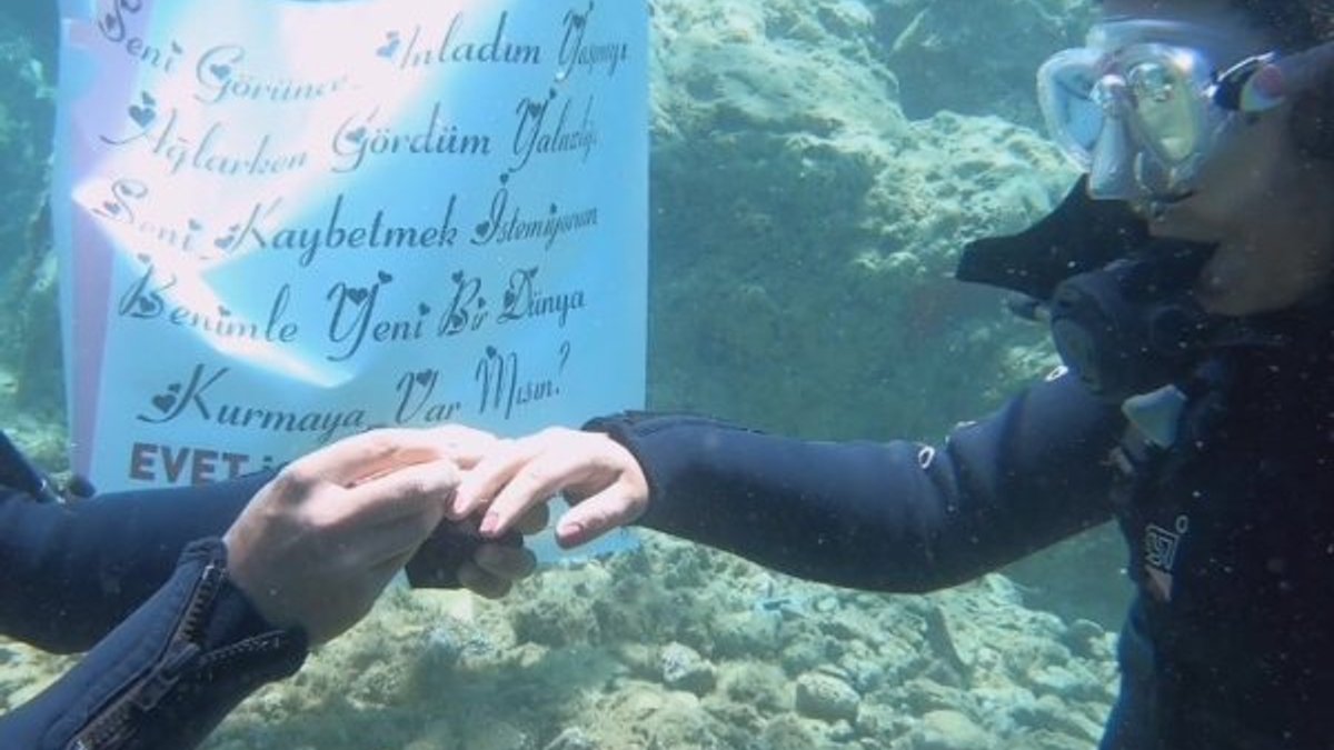 Balıkesir'de su altında evlilik teklifi aldı