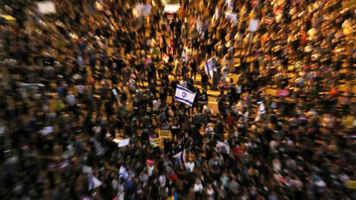 Binlerce İsrailli, Netanyahu hükümetini protesto etti