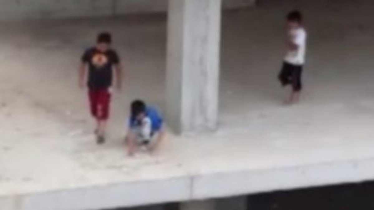 İstanbul'da çocukların inşaattaki tehlikeli oyunu