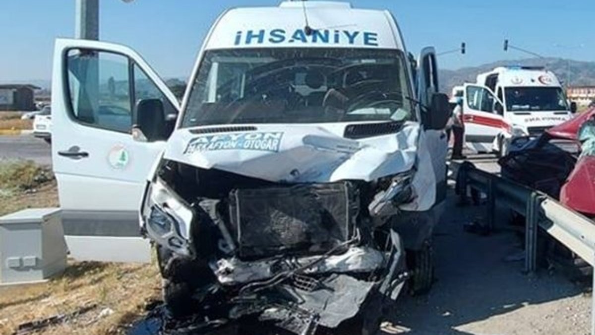 Afyonkarahisar'da minibüs ile otobüs çarpıştı: 17 yaralı