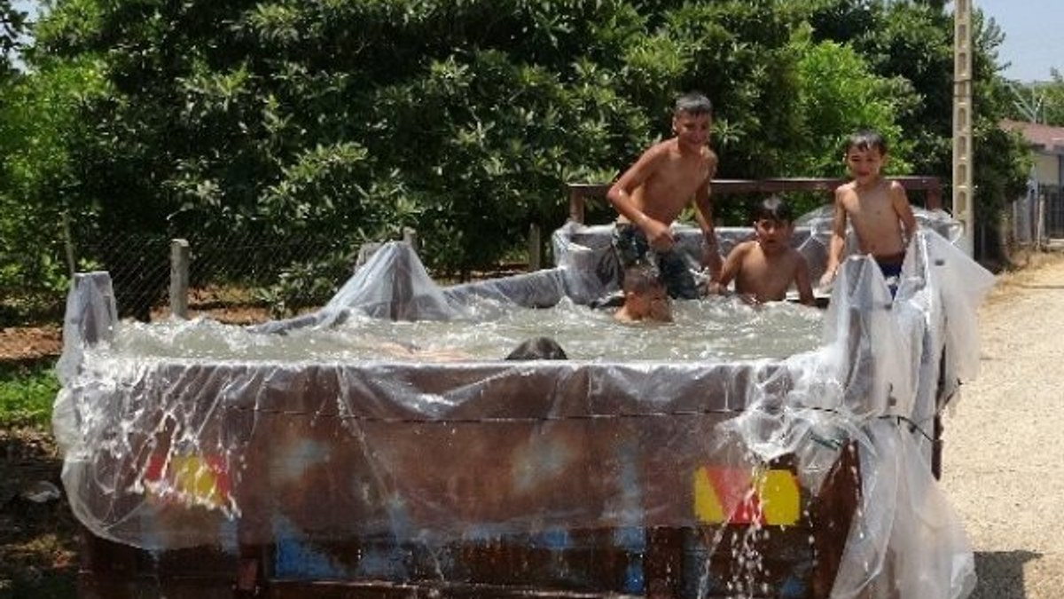 Adanalı çiftçi, çocuklar için römorktan havuz yaptı
