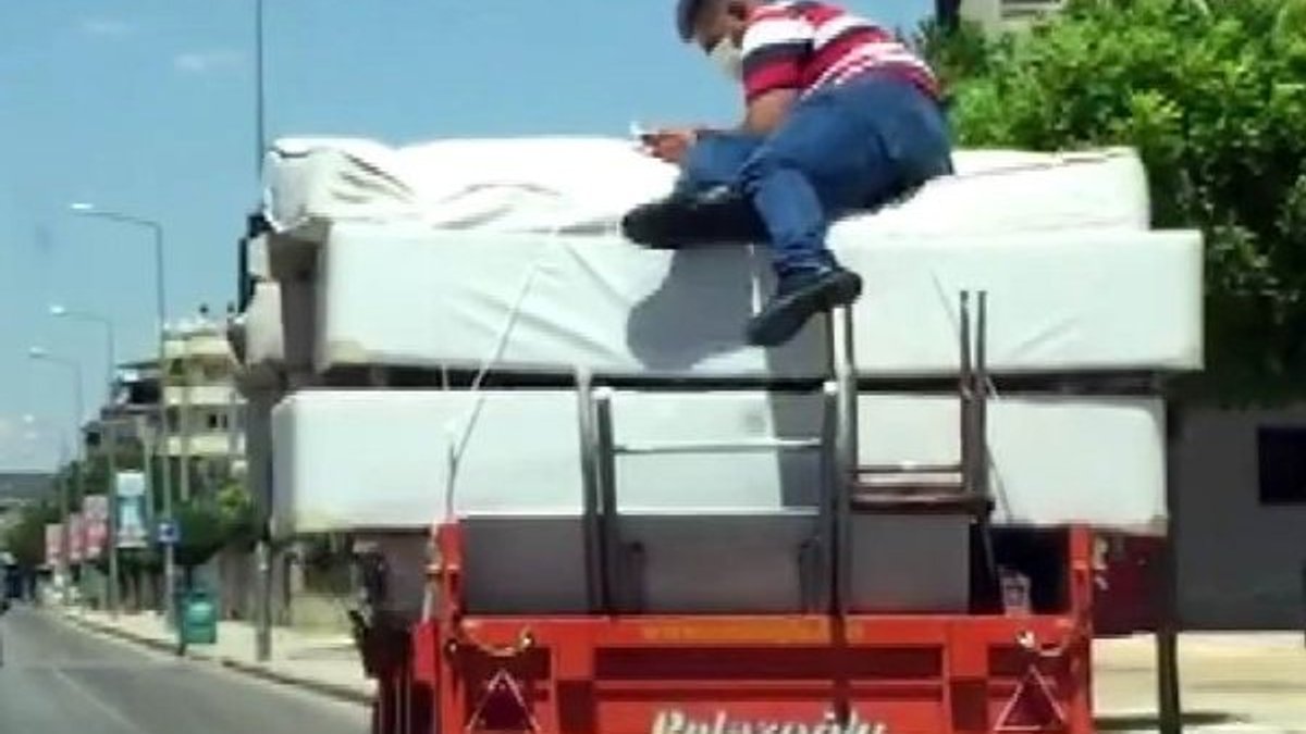 Gaziantep'de traktör römorku üzerinde tehlikeli yolculuk