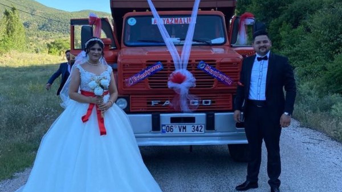 Ankara'da bir çift düğün arabası olarak kamyonu seçti