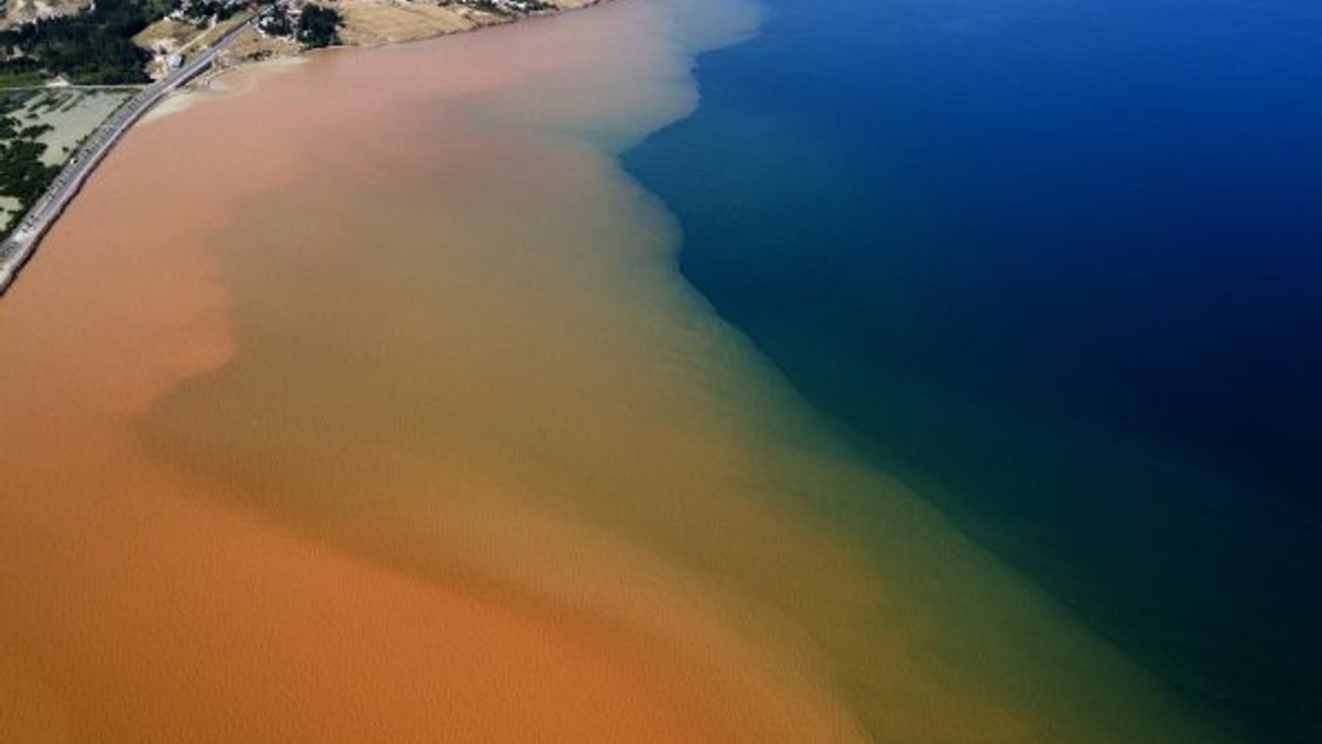 Sel suları Van Gölü’nü kızıla boyadı