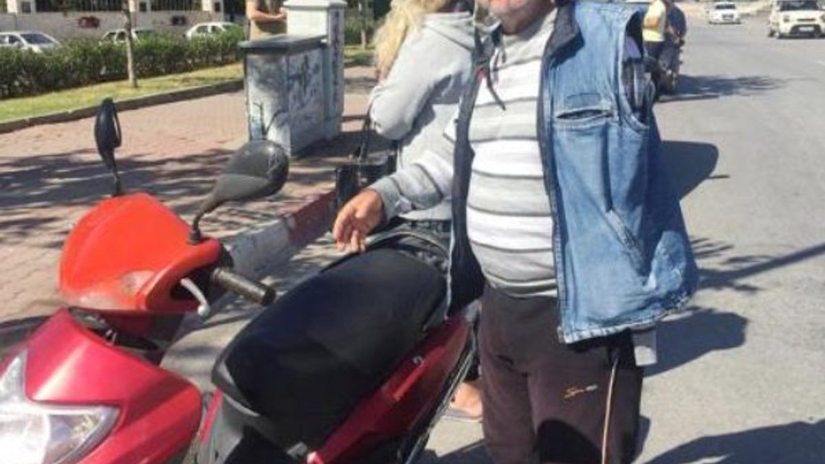 Antalya'da, tek koluyla motosiklet kullandı