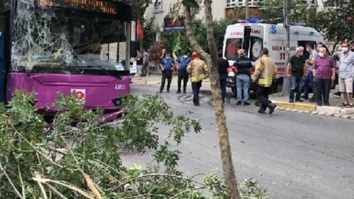 Avcılar'da halk otobüsü kaza yaptı: 1 yaralı
