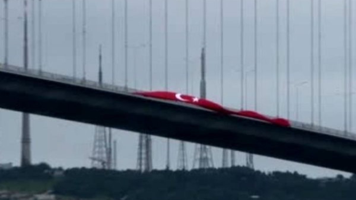 15 Temmuz Şehitler Köprüsü'nde Türk Bayrağı dalgalanıyor