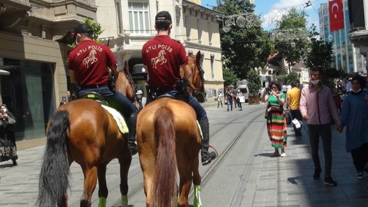 İstiklal Caddesi’nde atlı polisler